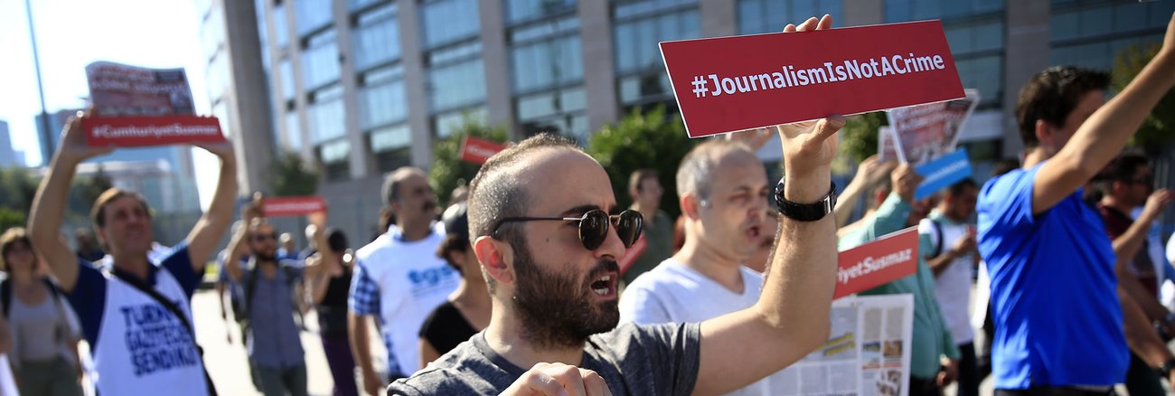 Zum Prozessauftakt gegen Journalisten der türkischen Zeitung Cumhuriyet am 24. Juli 2017 in Istanbul protestieren Aktivisten für Pressefreiheit © picture alliance/AP Photo