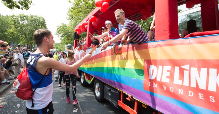 Beim CSD am 22. Juli 2017 in Berlin überreicht Stefan Liebich einem Teilnehmer einen Flyer