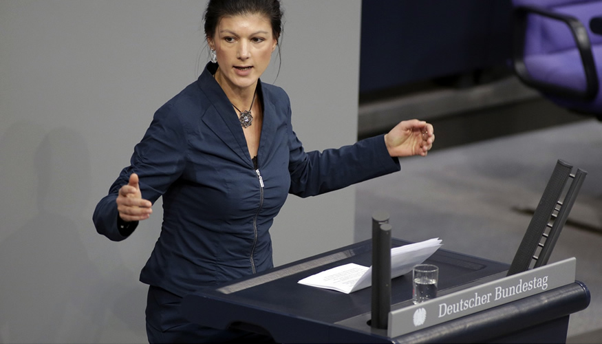 Sahra Wagenknecht am Rednerpult des Bundestages © DBT/Thomas Köhler/photothek